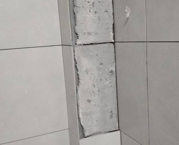 葫芦岛市瓷砖空鼓维修公司分享下瓷砖施工前基层浇水润湿程度不足，可能导致以下问题